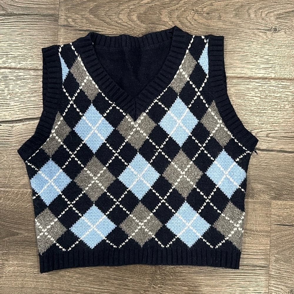 Cropped sweater vest with diamond pattern